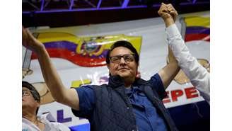 O candidato presidencial equatoriano Fernando Villavicencio agita uma bandeira equatoriana enquanto participa de um comício em Quito, Equador, 9 de agosto de 2023