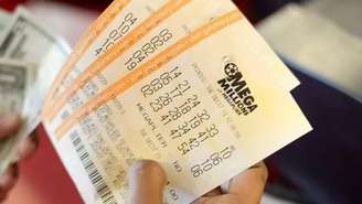 Na Mega Millions, os jogadores escolhem cinco números de 1 a 70 (bolas brancas) e um número de 1 a 25 (bola dourada)