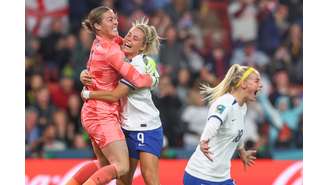 Inglesas comemoram a classificação para as quartas após cobrança de pênaltis