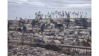 Vista aérea do rastro de destruição em Lahaina, no Havaí (EUA), provocado por incêndios florestais