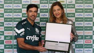 A presidente Leila Pereira entregou uma placa e uma camisa comemorativa para o técnico Abel Ferreira 