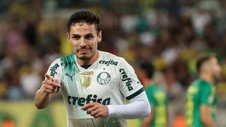 Raphael Veiga comemora o gol marcado na vitória do Palmeiras contra o Cuiabá –