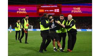 Torcedor invade o campo na decisão da Copa Feminina 