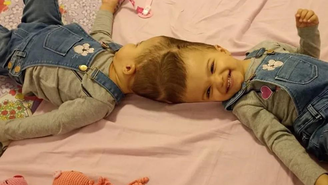 Allana e Mariah têm dois anos de idade