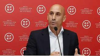 Luis Rubiales beijou jogadora espanhola à força em comemoração da Copa