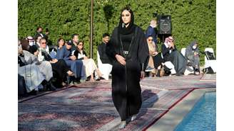 Modelo saudita apresenta coleção de abayas da princesa Safia Hussain 21/01/2021 