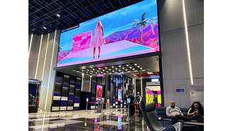 Trailer do filme “Barbie” é exibido enquanto o público aguarda a estreia d filme no Epix Cinemas, em Manama, Bahrein