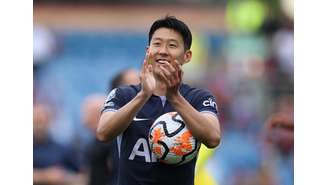 Son Heung-min comemora após vitória do Tottenham sobre o Burnley pelo Campeonato Inglês