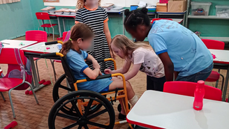 Agora Laura está alfabetizada e diz ter muitos amigos na escola