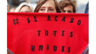Mulheres protestaram contra o então chefe da federação espanhola de futebol Luis Rubiales em Barcelona