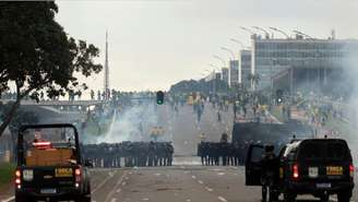 Manifestantes dos atos golpistas invadem a Praça dos Três Poderes, em 8 de janeiro, na capital federal Crédito