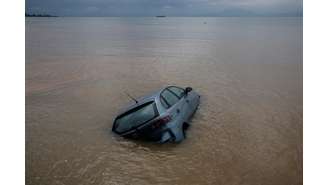 Um carro fica submerso no mar depois que a tempestade Elias atingiu a vila de Agria, Grécia, em 28 de setembro de 2023