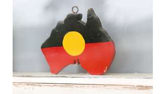 Representação de bandeira aborígene da Austrália em janela em Sydney