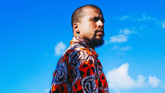 O multiartista Toni Baptiste que projeta suas artes em museus e prédios da cidade