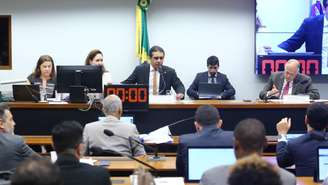 Comissão aprovou projeto que proíbe casamento LGBTQIA+ por 12 votos a cinco