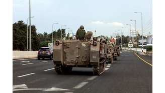 Um comboio de veículos blindados de transporte de pessoal (APCs) dirige-se à fronteira de Israel com o Líbano, em Nahariya, norte de Israel