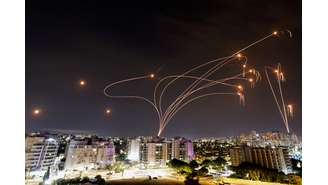 O sistema antimíssil Iron Dome de Israel intercepta foguetes lançados da Faixa de Gaza, visto da cidade de Ashkelon, na noite de segunda-feira, 9.