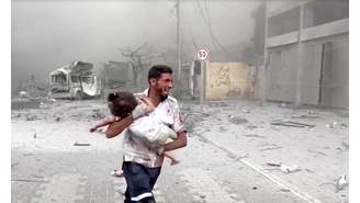 Médico carrega criança palestina ferida até ambulância em Gaza