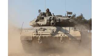 Soldados israelenses em tanque durante ataque à Faixa de Gaza