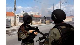 Soldados israelenses vigiam a fronteira de Gaza