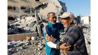 Palestinos lamentam a destruição na Faixa de Gaza