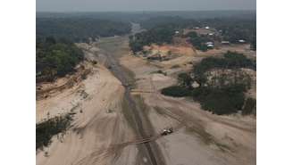 Forte seca atinge o Rio Negro, na floresta amazônica -  13/10/2023