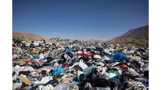 Cemitério de roupas usadas no Deserto do Atacama, no Chile