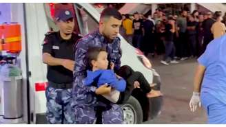 Um menino sendo retirado do local após o ataque aéreo israelense contra um hospital, segundo o Ministério da Saúde de Hamas na cidade de Gaza