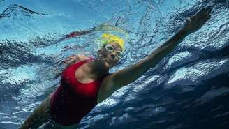 Annette Bening interpreta a nadadora Diana Nyad na adaptação da Netflix.