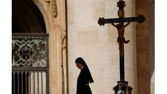 Freira participa da audiência geral semanal na Praça de São Pedro, no Vaticano