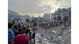Palestinos procuram vítimas após ataque israelense a campo de refugiados de Jabalia