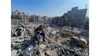 Homem lamenta enquanto palestinos buscam por vítimas após ataque de Israel no campo de refugiados de Jabalia, em Gaza - 01/11/2023 