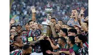 Jogadores do Fluminense levantam a taça de campeão da Libertadores 2023. 