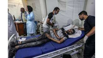 Homem palestino recebe atendimento médico no Hospital Al-Najjar, em Gaza, após ataque israelense.