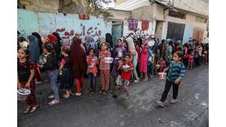 Palestinos próximos a fronteira de Rafah, na Faixa de Gaza, com o Egito