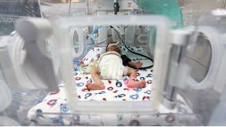 Bebê em UTI neonatal de hospital na Faixa de Gaza; falta de água potável e de combustível afeta o funcionamento dos centros médicos