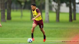 Vitor Roque em treino pelo Athletico depois da lesão - 