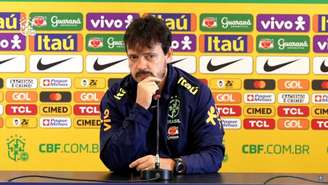 Fernando Diniz durante a coletiva de imprensa –