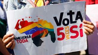 Cartaz de campanha para o referendo sobre a região de Essequibo convocada pela Venezuela. Votação será no domingo (3/12)