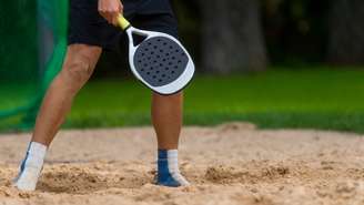 Utilidade da sapatilha no beach tennis - Shutterstock