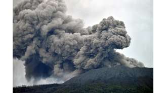 Vulcão entra em erupção na Indonésia e deixa mortos e desaparecidos