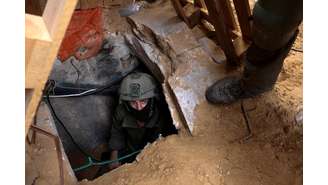 Soldados israelenses em operação em túnel na Faixa de Gaza