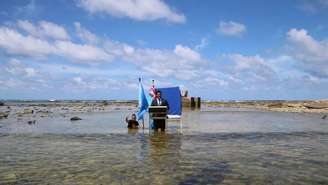 Ministro de Tuvalu grava vídeo dentro do mar para alertar que o país ilha está desaparecendo