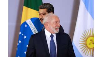 O presidente da Venezuela, Nicolás Maduro, caminha atrás do presidente do Brasil, Luiz Inácio Lula da Silva, durante a Cúpula Sul-Americana no Palácio do Itamaraty, em Brasília, em maio deste ano
