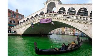Ambientalistas italianos usaram um corante para deixar o Grande Canal de Veneza verde.