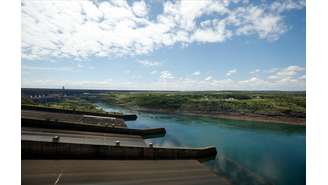 Visão da barragem da usina hidrelétrica de Itaipu em 2021