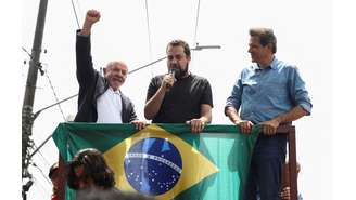 O presidente Lula, ao lado de Guilherme Boulos e do futuro ministro Fernando Haddad, durante as eleições de 2022