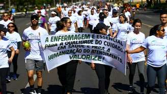 Enfermeiros protestando em ruas