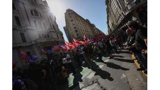 Argentinos protestam contra medidas do presidente Javier Milei