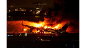 Avião da Japan Airlines pega fogo no aeroporto de Haneda em Tóquio 2/1/2024 